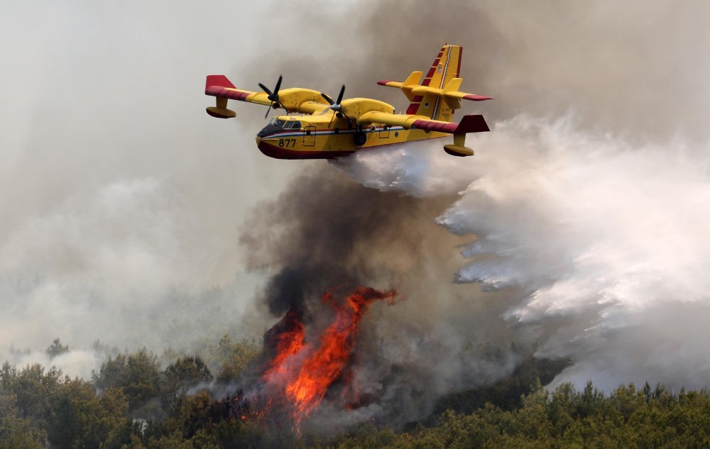 Hrvatski Canadair gasi požar u Sloveniji kod Kranja