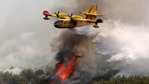 Hrvatski Canadair gasi požar u Sloveniji kod Kranja