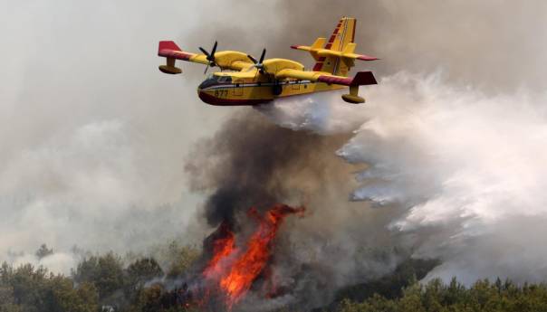 Hrvatski Canadair gasi požar u Sloveniji kod Kranja