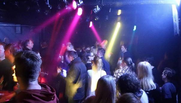 Hrvatski epidemiolog: Mladi se najčešće zaraze u noćnim klubovima