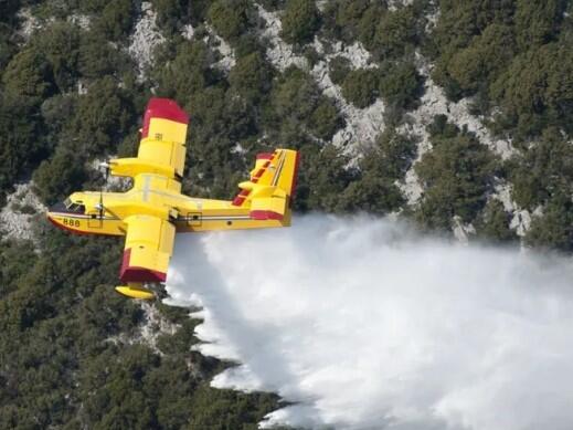 Hrvatski kanader gasi požar u crnogorskom primorju