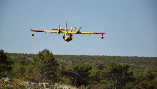 Hrvatski kanader pomoći će u gašenju požara u Boki Kotorskoj