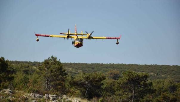 Hrvatski kanader pomoći će u gašenju požara u Boki Kotorskoj
