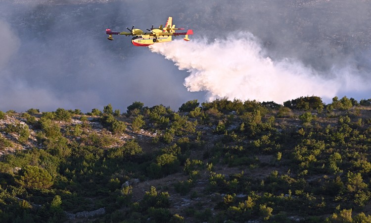 Hrvatski kanader pomagao u gašenju požara kod Mostara