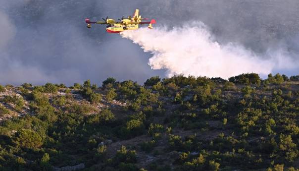 Hrvatski kanader pomagao u gašenju požara kod Mostara