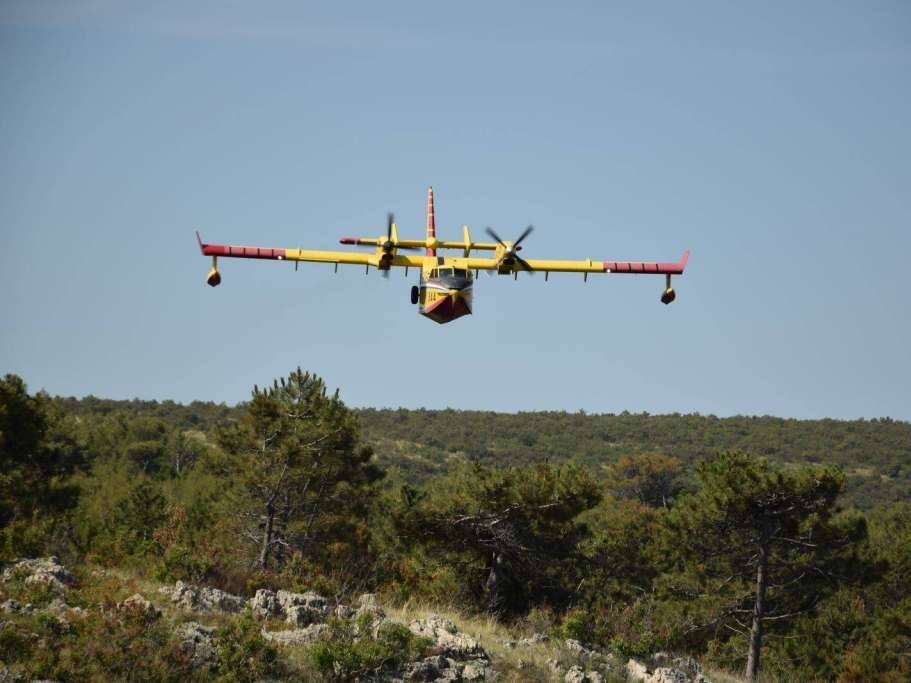 Hrvatski kanaderi u akciji u Francuskoj: Piloti izbacili više od 1.100 tona vode na požare