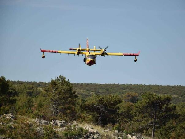 Hrvatski kanaderi u akciji u Francuskoj: Piloti izbacili više od 1.100 tona vode na požare