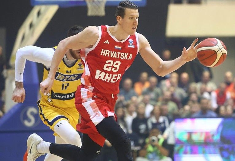 Hrvatski košarkaš obavio fotografiju Hitlerove knjige pa se izvinjavao