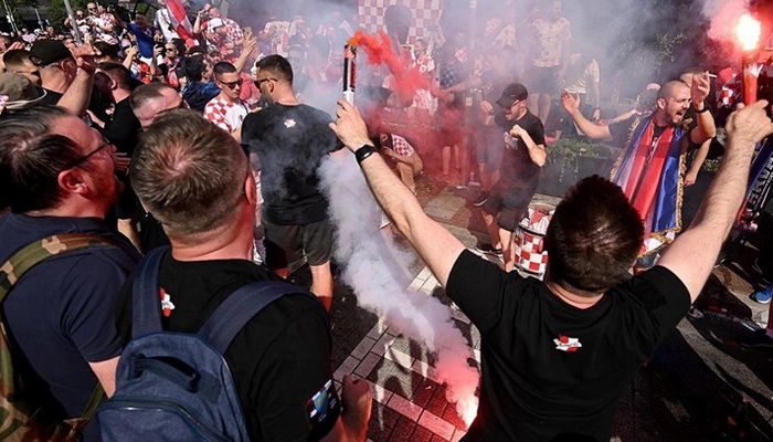 Hrvatski navijači u Rotterdamu pjevaju 'Bosnom behar probeharao'