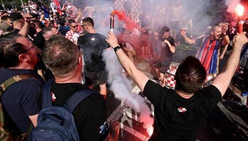 Hrvatski navijači u Rotterdamu pjevaju 'Bosnom behar probeharao'