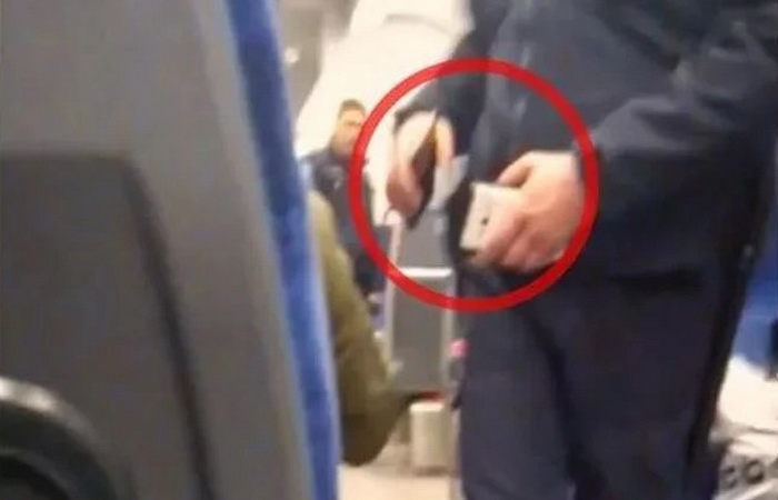 Hrvatski policajci snimljeni kako oduzimaju mobitele migrantima u vozu