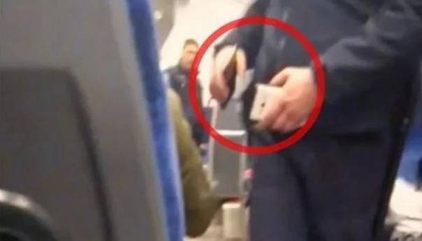 Hrvatski policajci snimljeni kako oduzimaju mobitele migrantima u vozu
