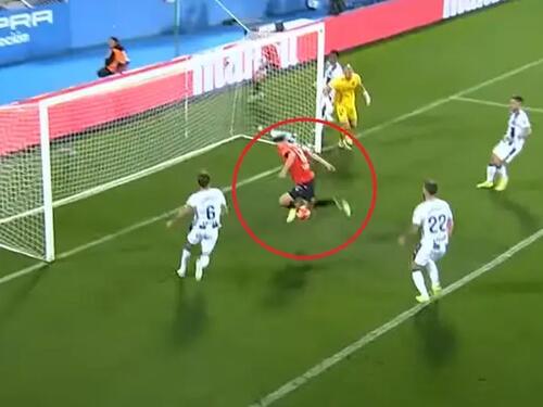 Hrvatski reprezentativac se obrukao, promašio je prazan gol sa dva metra