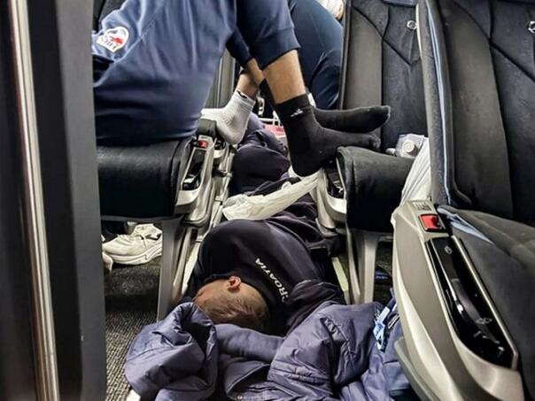 Hrvatski rukometaši u polufinalu, a spavaju na podu autobusa