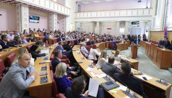 Hrvatski sabor usvojio zakon, uzvikivanje "Za dom spremni" kažnjavat će se i do 4.000 eura