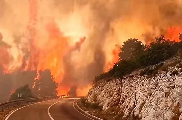 Hrvatski vatrogasci objavili snimak dramatičnog požara u Dalmaciji