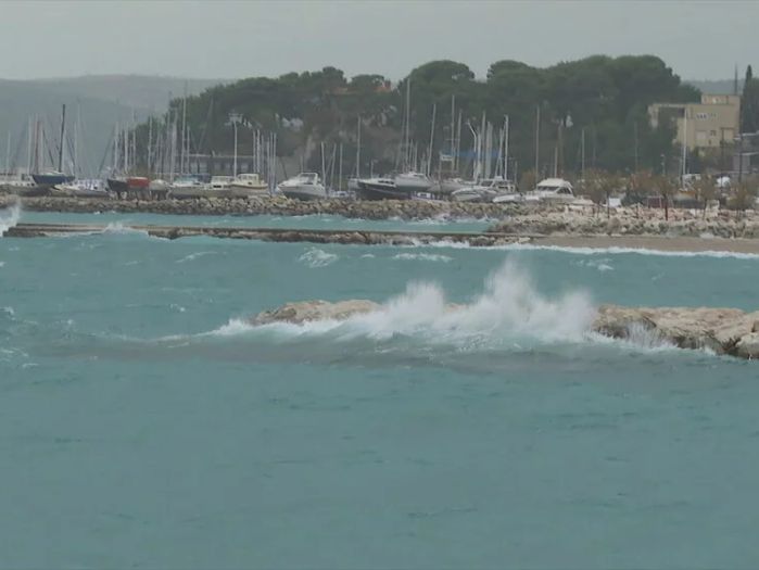 Hrvatskoj prijete poplave: Ulice pod vodom, otkazane brodske linije