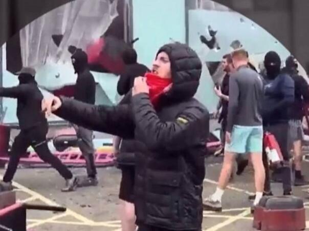 Huligan koji je zapalio hotel s azilantima u Engleskoj dobio rekordnu kaznu zatvora