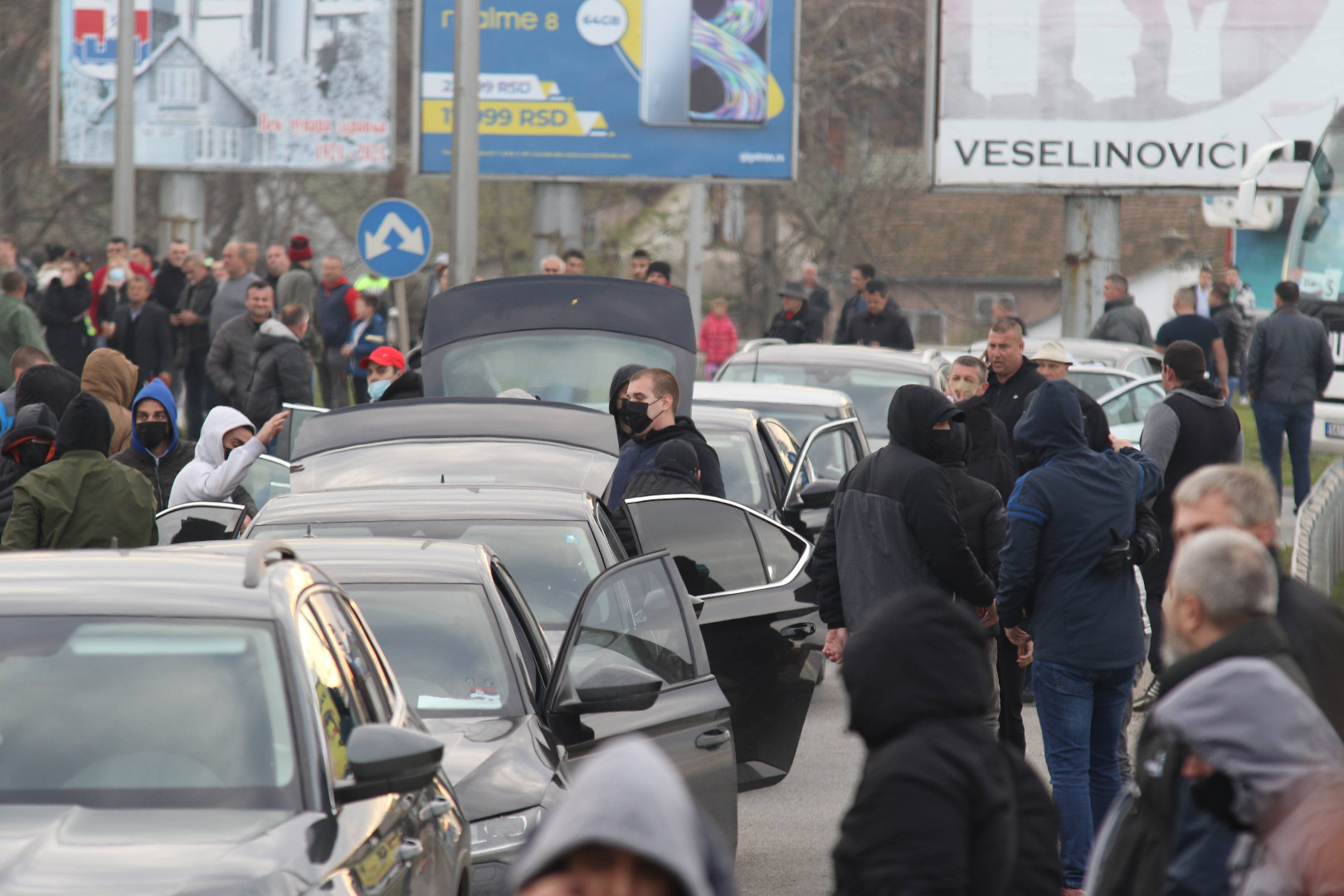 Huligani koji su tukli narod u Šapcu došli u "škodama" SNS službenika