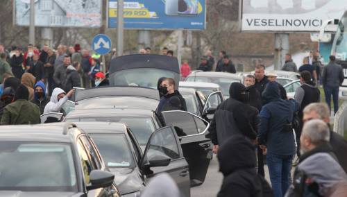 Huligani koji su tukli narod u Šapcu došli u "škodama" SNS službenika