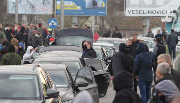 Huligani koji su tukli narod u Šapcu došli u "škodama" SNS službenika