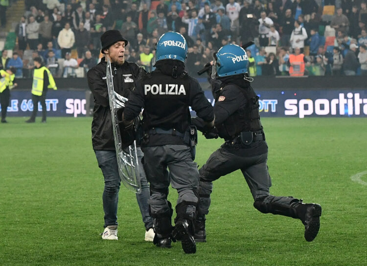Huligani Napolija i Udinesea se masovno tukli na terenu