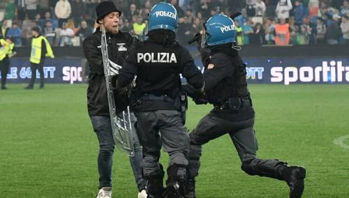 Huligani Napolija i Udinesea se masovno tukli na terenu