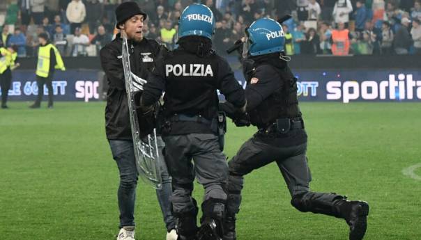 Huligani Napolija i Udinesea se masovno tukli na terenu