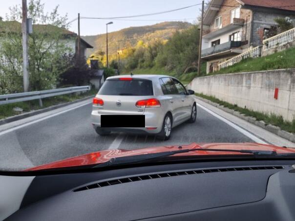 Huligani presreli i napali muškarca sa ženom i djetetom: Povod bila Veležova majica?
