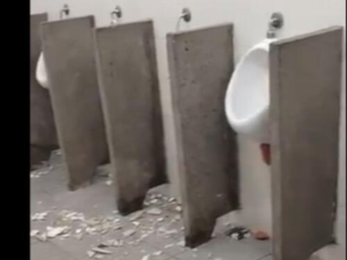 Huligani u Argentini čupali WC šolje i bacali ih na teren