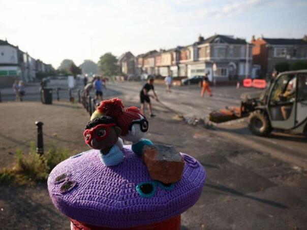 Huligani u Engleskoj kamenovali džamiju dan nakon ubistva tri djevojke