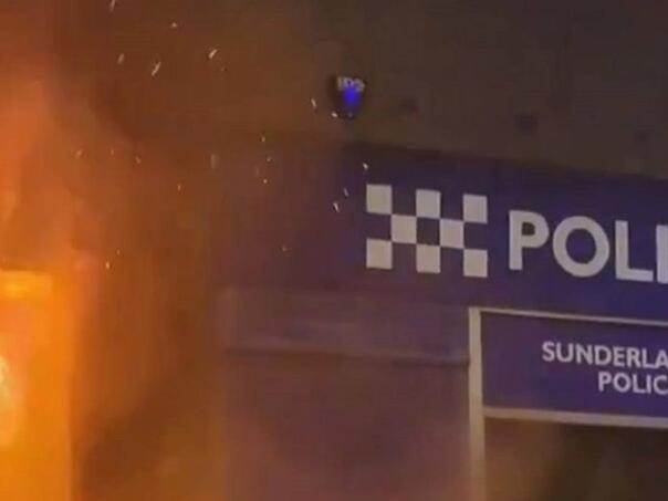 Huligani u Engleskoj napali džamiju pa zapalili policijsku stanicu