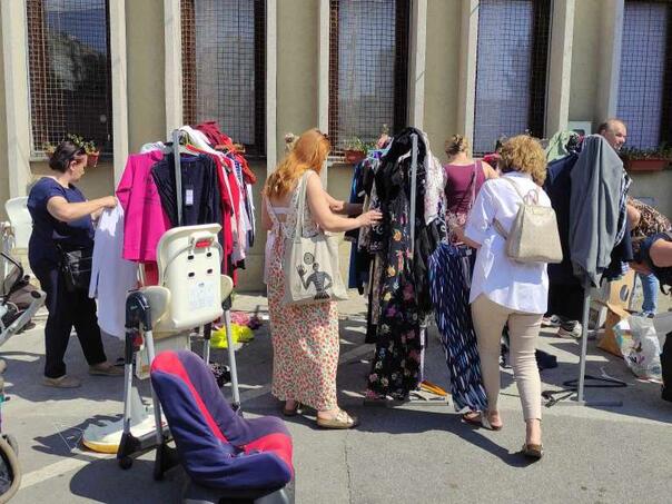 Humanitarni bazar u prostorijama Udruženja Pomozi.ba