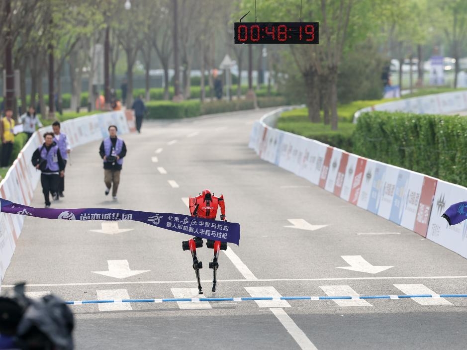 Humanoidni robot pobijedio na polumaratonu u Pekingu
