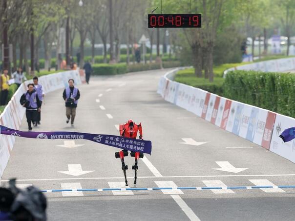 Humanoidni robot pobijedio na polumaratonu u Pekingu