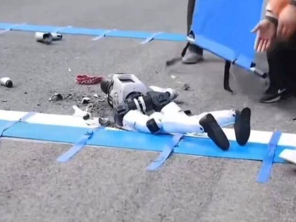 Humanoidni robot se "raspao" na startu polumaratona u Pekingu