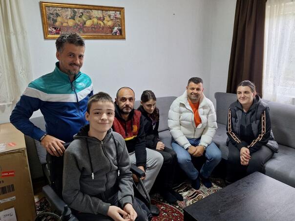 Hurtić i donatori u Bokavićima kod Lukavca uručili 11 elektromotornih kolica