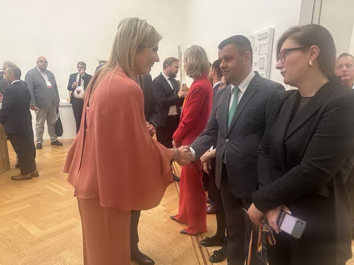 Hurtić poklonio kraljici unikatan poklon sa posvetom - broš Cvijet Srebrenice