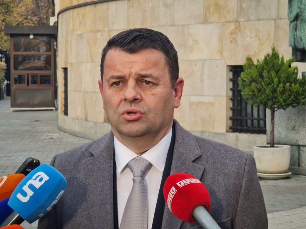 Hurtić poručio Milanoviću: Kupili smo parfem, okupali se…