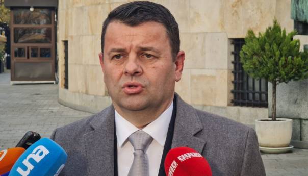 Hurtić poručio Milanoviću: Kupili smo parfem, okupali se…