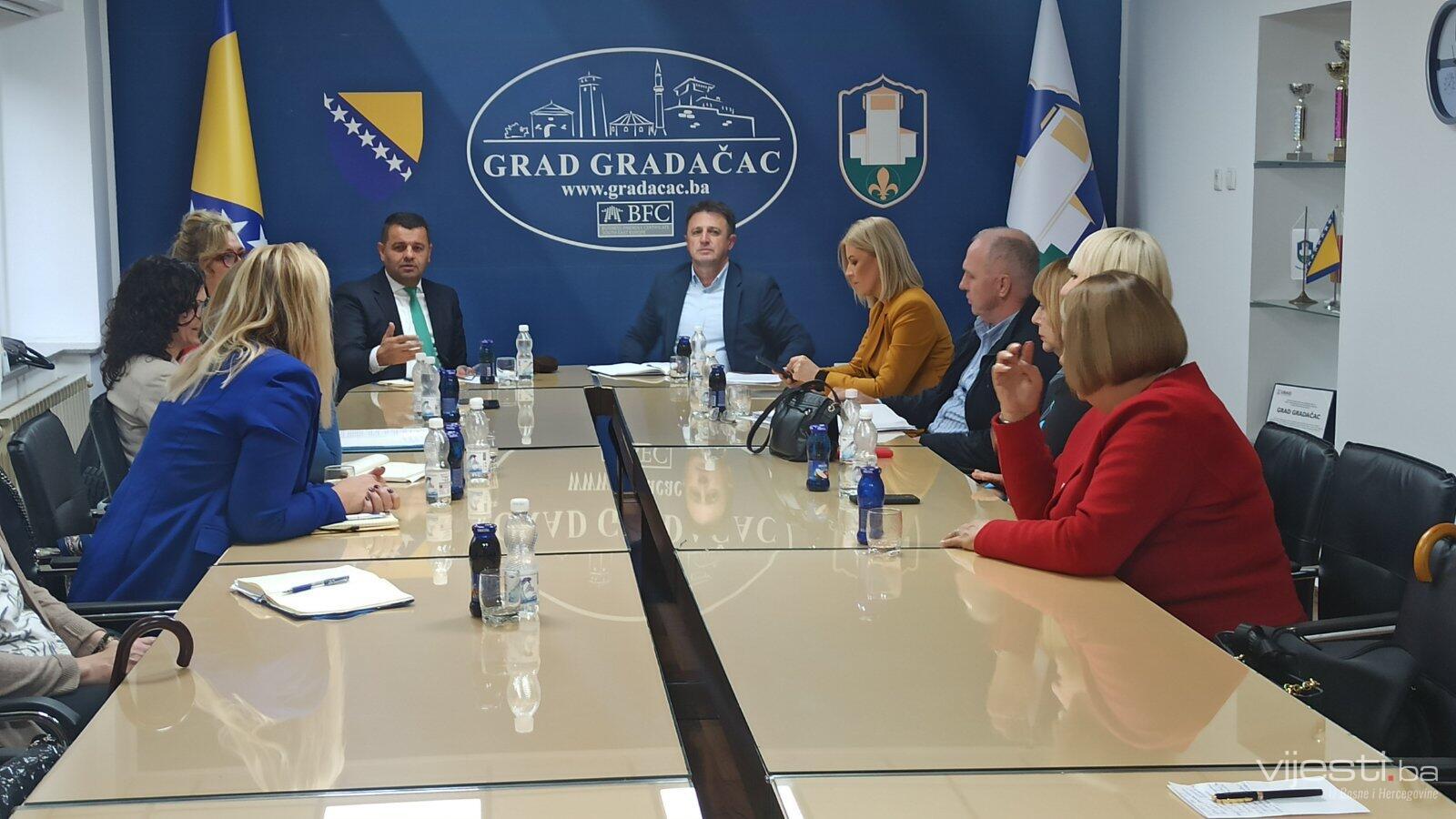 Hurtić pozvao sve majke, supruge i žene da podvuku crtu