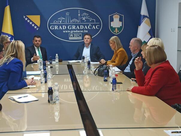 Hurtić pozvao sve majke, supruge i žene da podvuku crtu