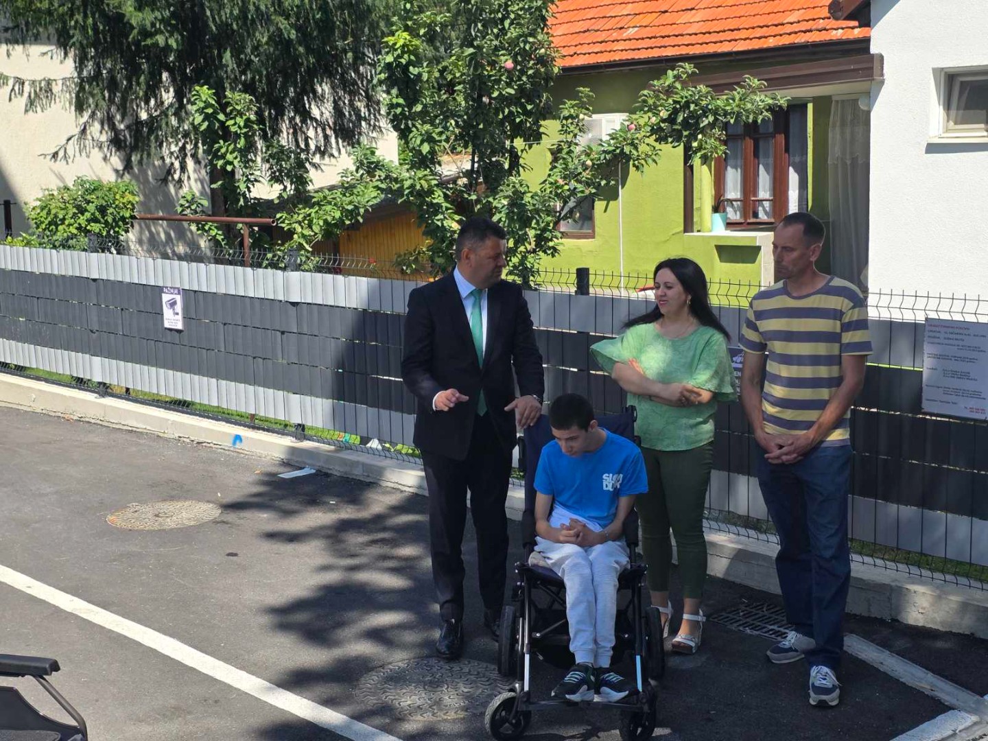 Hurtić uručio elektromotorna kolica dječaku Luki Radoviću iz Bijeljine