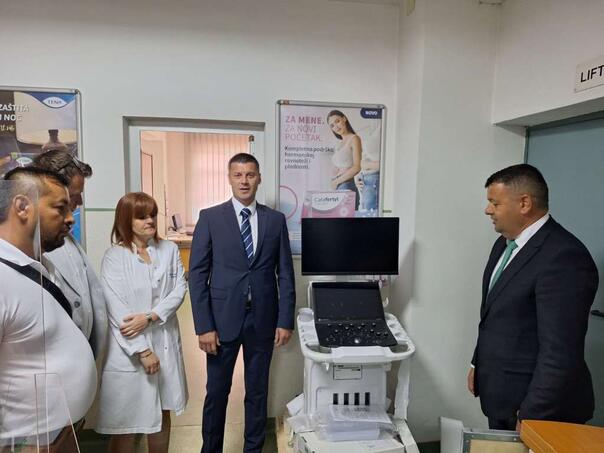 Hurtić uručio ultrazvučni aparat Domu zdravlja Gračanica