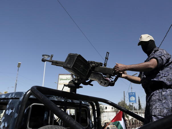 Huti gađali teretni brod i američke razarače u Crvenom moru