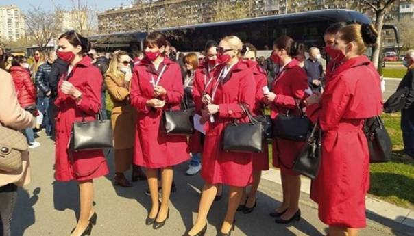 I albanske stjuardese u redu za vakcinaciju u Beogradu