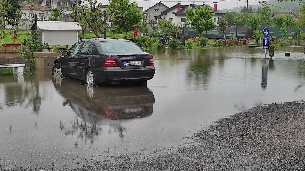 Obustavljen saobraćaj na MP Bihać-Srbljani zbog izlijevanja vode na kolovoz