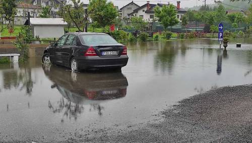 Obustavljen saobraćaj na MP Bihać-Srbljani zbog izlijevanja vode na kolovoz