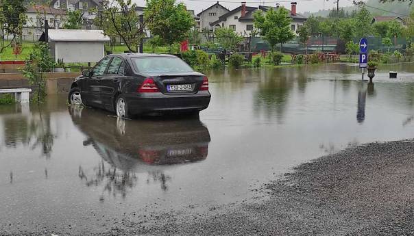 Obustavljen saobraćaj na MP Bihać-Srbljani zbog izlijevanja vode na kolovoz