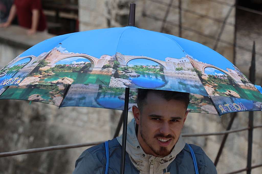 I Mostar dočekao osvježenje, turisti i na kiši šetaju gradom